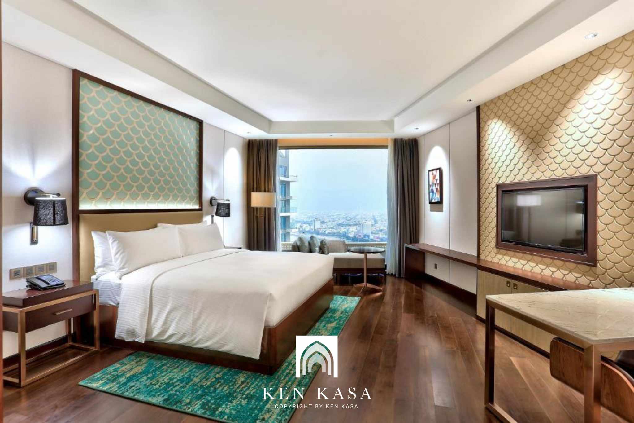 Phòng king một giường ngủ suite view hồ tại Hiton Da Nang Hotel